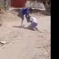 Muere estudiante, víctima de bullying, tras pelea con compañera afuera de la secundaria (Video)