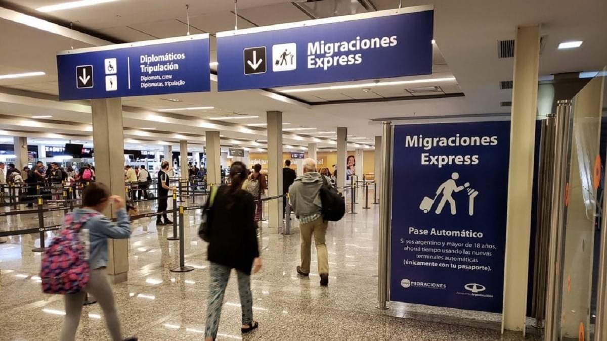 Migraciones en el Aeropuerto de Ezeiza. Fuente: (Twitter)