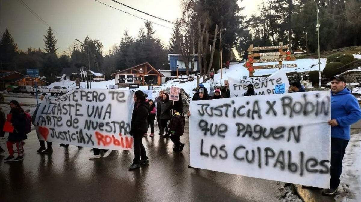 Vecinos de Villa la Angostura, movilizados por la muerte de Robinson Gatica, ocurrida en julio de 2022. Fuente: (Angostura Digital).