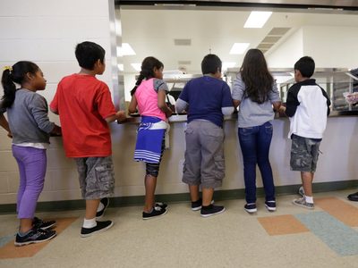 Niños traumatizados y sin agua limpia en centros de detención de Texas, dicen defensores