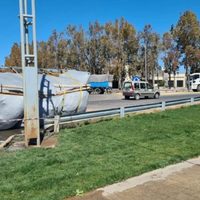 En minutos, saquearon un camión con frutas que volcó en la rotonda de Cutral Co