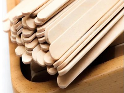 Con palitos de helado y un poco del café que te sobró, creá este hermoso proyecto para colgar las llaves de casa