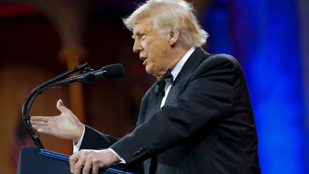 El presidente Donald Trump habla en la cena del Comité Nacional Republicano del Congreso (NRCC) en el Museo Nacional de la Construcción en Washington, el martes 8 de abril de 2025