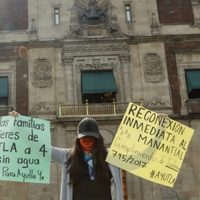 Saxofonista atacada con ácido protesta en Palacio Nacional