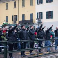Docenas de personas hacen saludo fascista en aniversario de ejecución de Mussolini