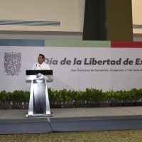 Gobernador de Campeche rifa auto de 190 mil pesos entre periodistas, y se declara listo para conducir el PRI