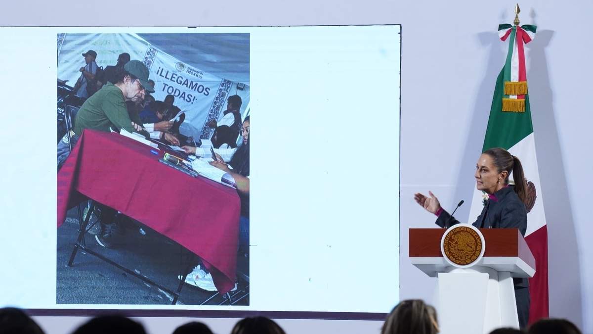 La presidenta mostró la fotografía de Gabriel Quadri solicitando la pensión