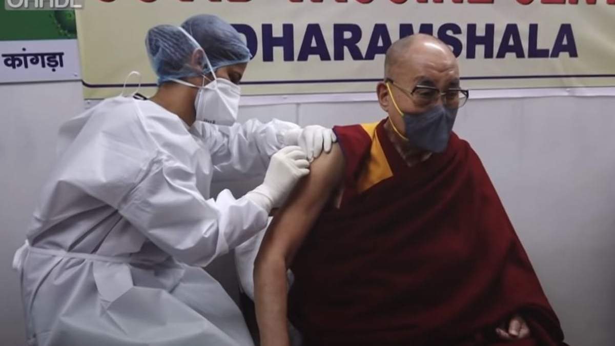 El Dalai Lama al recibir la vacuna contra el covid-19