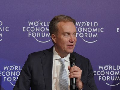 Foro Económico de Davos inicia investigación contra su director ejecutivo por vínculos con Epstein