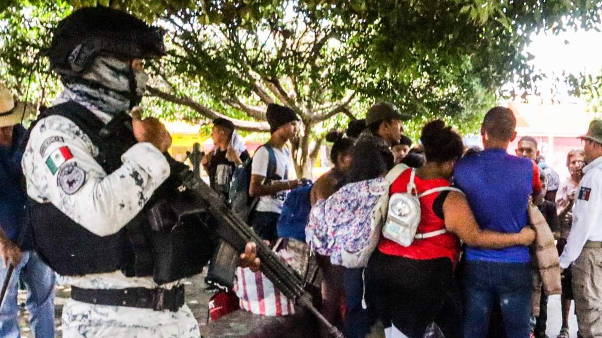 Guardia Nacional custodiando migrantes