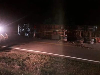 Gran despliegue sobre la ruta 40 por el vuelco de un camión de grandes dimensiones