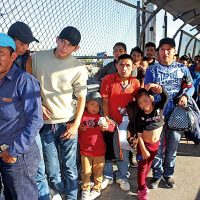 Migrantes esperan asilo "en la boca del lobo"
