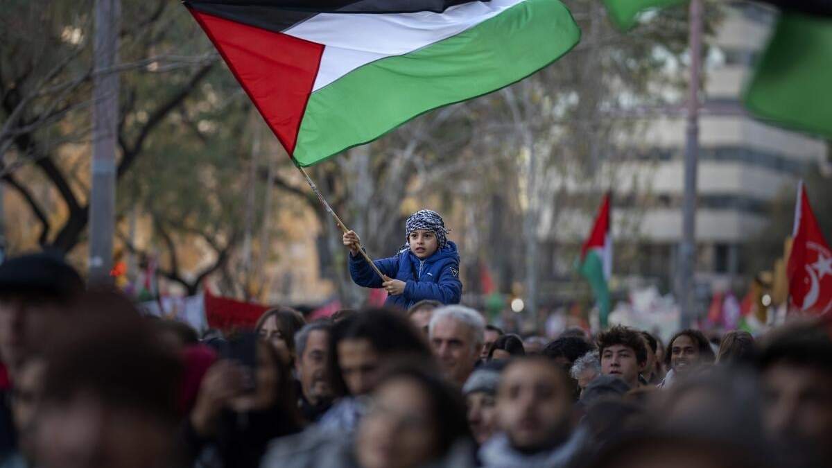 Un niño ondea una bandera palestina durante una protesta en apoyo de los palestinos y para pedir un cese el fuego inmediato en Gaza, en Barcelona, España