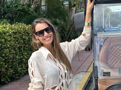 Pampita deslumbró en NY con un encantador look boho, fluido y urbano