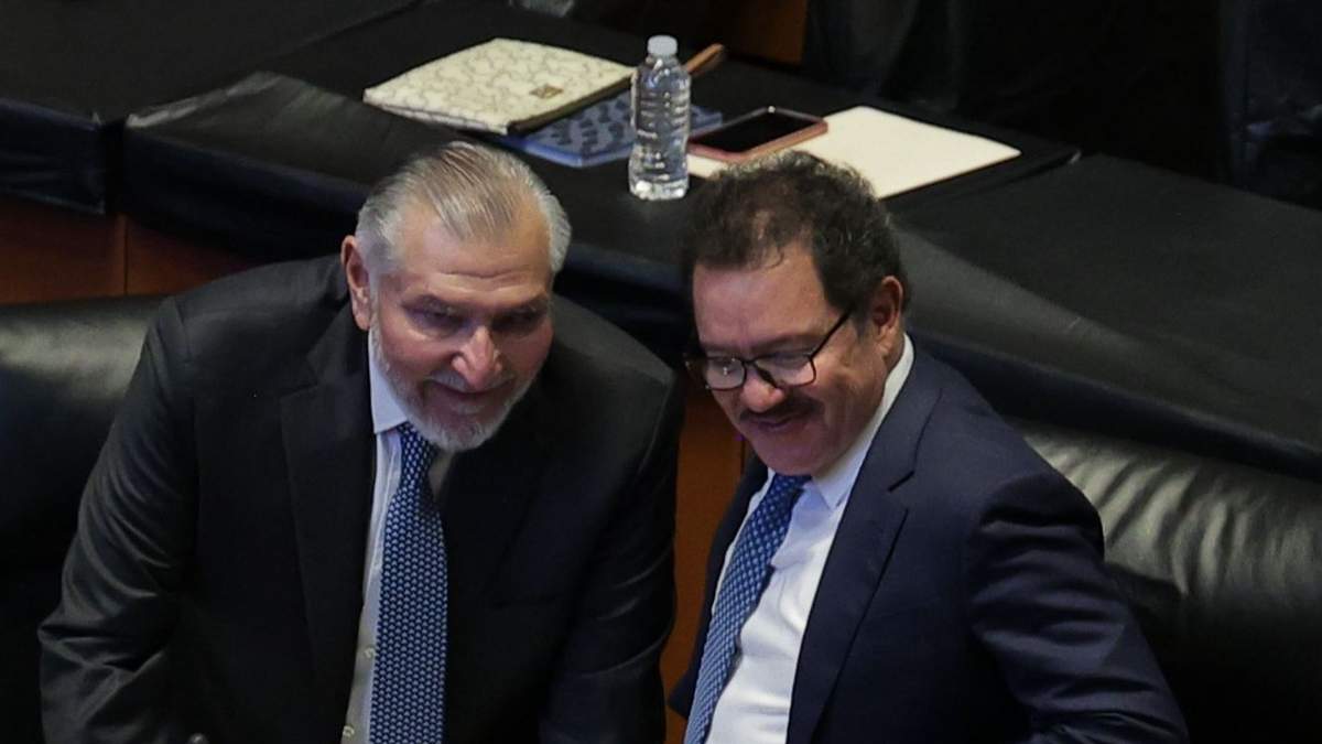 Los senadores morenistas Adán Augusto López e Ignacio Mier sonrien durante la Sesión de la Comisión Permanente de este miércoles 30 de julio de 2025
