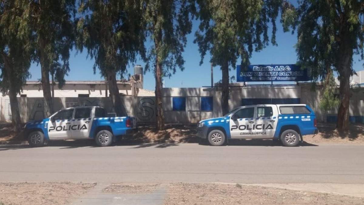 Personal policial en la puerta del Estadio “Don Vicente Consoli” de la Asociación Deportiva Centenario. Fuente: (CD)