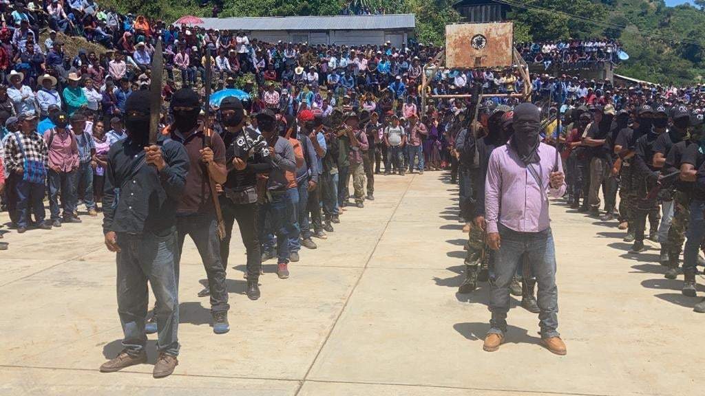 El grupo armado fue encabezado por un contingente de macheteros