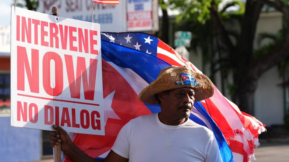Cubanos en Miami con banderas y carteles horas después de que los fiscales federales anunciaran cargos contra Raúl Castro