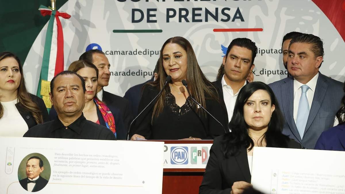Legisladores de PAN, PRI y PRD mostraron errores de los nuevos libros