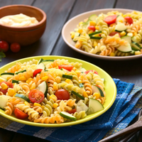 Si te sobraron fideos, revivilos y prepará la ensalada que será furor este verano: fresca y abundante