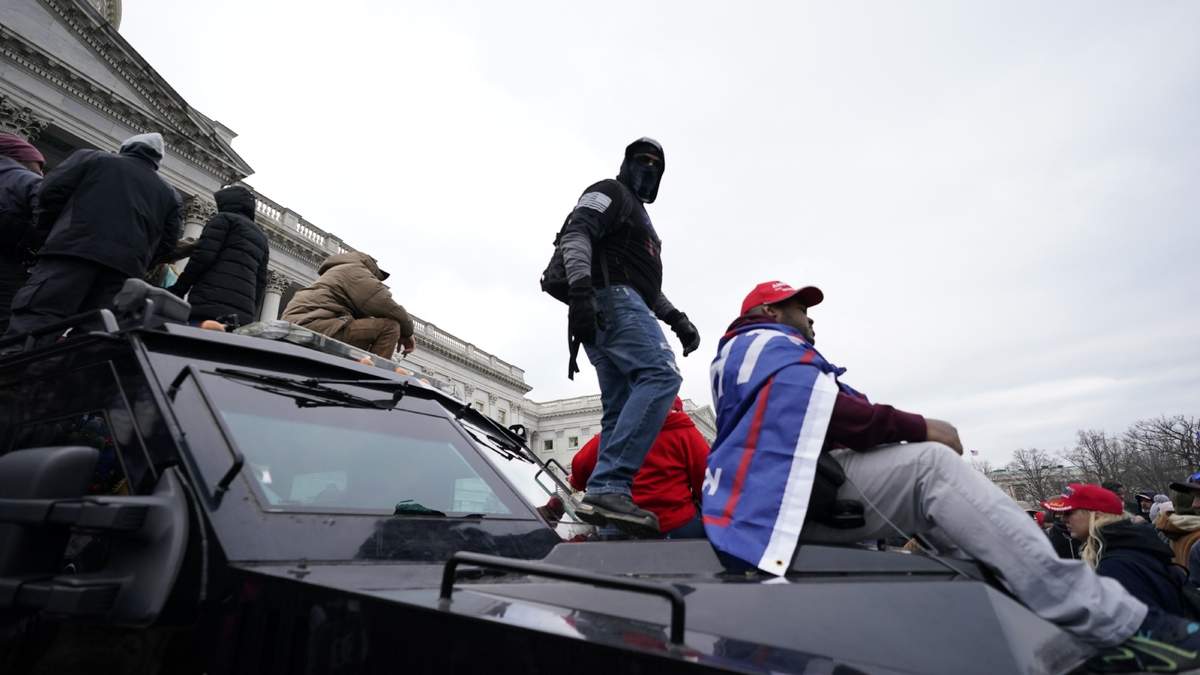 Manifestantes suben a un vehículo policial en Washington DC