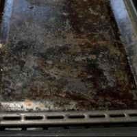 Con solo 4 ingredientes, la mezcla infalible para quitarle la grasa a tus bandejas del horno