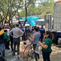 Vecinos de la colonia Nápoles hacen fila por garrafones tras contaminación de agua en Benito Juárez