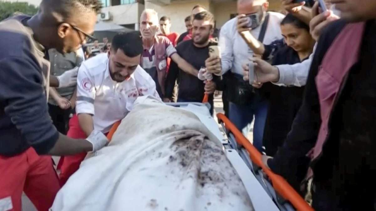 En esta imagen tomada de un video de The Associated Press el paramédico Abed Al Aziz Bardini llora sobre el cadáver de su madre al darse cuenta que se trata de ella, gritando “Oh, por Dios, juro que es mi madre. No sabía que era ella”, el miércoles 30 de octubre de 2024, en Deir al Balah, Franja de Gaza