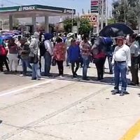 Maestros disidentes de Guerrero bloquean por tercer día la autopista del Sol