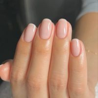 Manicura minimalista que siempre funciona: uñas en tonos claros para un look elegante y natural