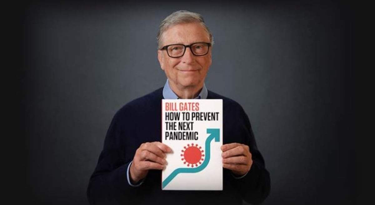 Bill Gates con una copia de su libro “Cómo prevenir la próxima pandemia”