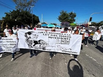 Maestros de Quintana Roo se van a paro indefinido de labores en protesta por reforma al ISSSTE