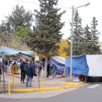 Desalojaron a feriantes de una plaza del barrio Gran Neuquén Sur