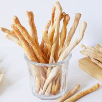 Sin amasar y en 5 minutos, prepará estos grisines caseros con mucho sabor