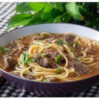 Sopa de carne con fideos: el plato reconfortante que no falla en el almuerzo