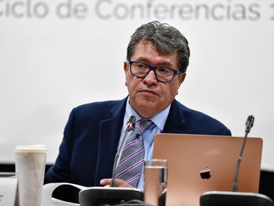 Tras filtración de chat con "Alito", Monreal pide no hacer caso de la "guerra sucia"