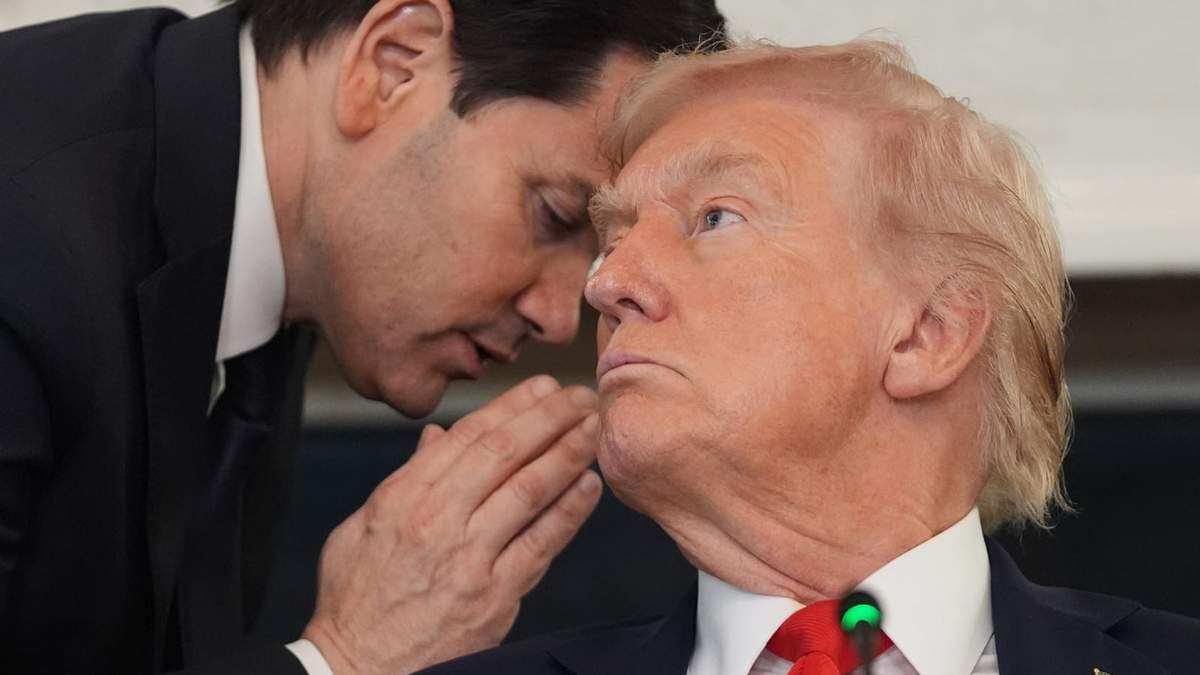 El secretario de Estado, Marco Rubio habla con el presidente de EU, Donald Trump
