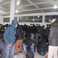 Interceptan 143 migrantes centroamericanos hacinados en un camión en Oaxaca