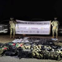 Semar detiene a seis presuntos sicarios, tres son menores, y asegura chalecos con iniciales del CJNG