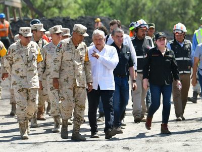 Familiares reclaman a AMLO visita a mina: "Gracias por venir a tomarse la foto con mi dolor"