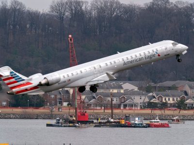Trump inicia despidos de personal de control de tráfico aéreo semanas después de choque en DC