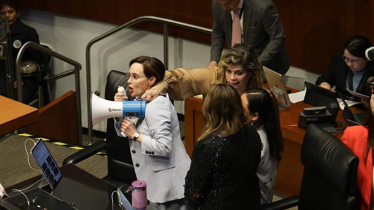 Lilly Téllez con el megáfono en la tribuna del Senado
