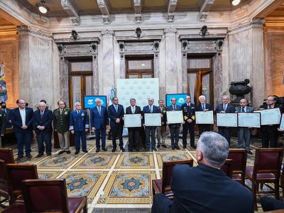 Veteranos de Malvinas reciben diplomas de honor por parte del Senado