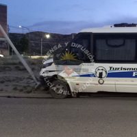 Fuerte choque de un transporte de personal contra dos columnas de alumbrado