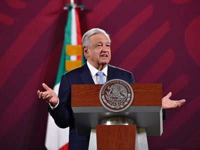 AMLO exhibe privilegios de ministros de la Corte: Pago de celulares, seguros, viáticos