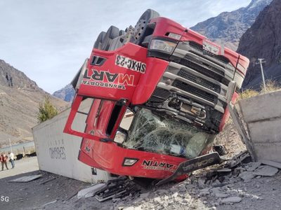Volcó un camión en los caracoles de Chile