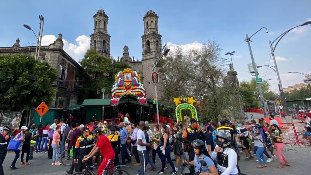 Fieles en la iglesia de San Hipólito, en la Ciudad de México