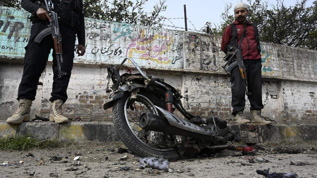 Policías examinan el lugar donde explotó una bomba a las afueras de Peshawar, Pakistán
