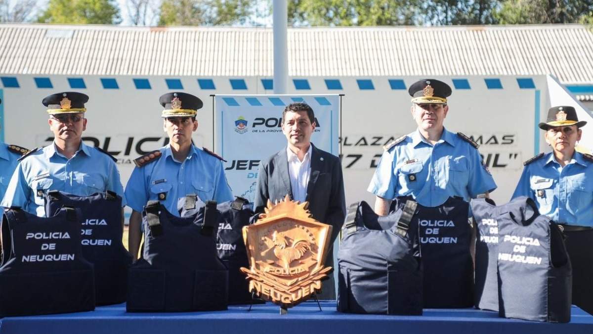 Marcos Koopmann junto a las autoridades policiales. Fuente: (Legislatura de Neuquén)