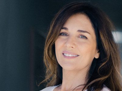 Siempre original, Andrea Frigerio marca su impronta con el jean del momento